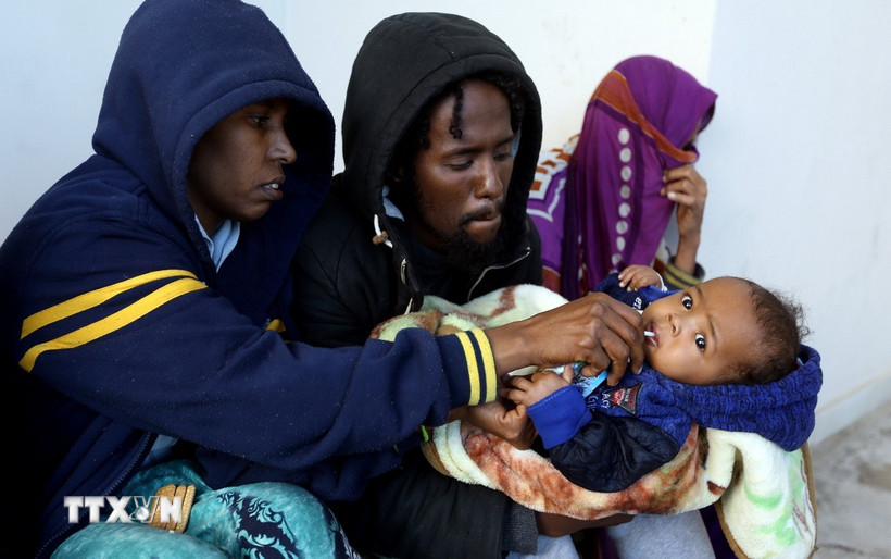 Người di cư được giải cứu tới căn cứ hải quân ở Tripoli, Libya. (Ảnh: THX/TTXVN)