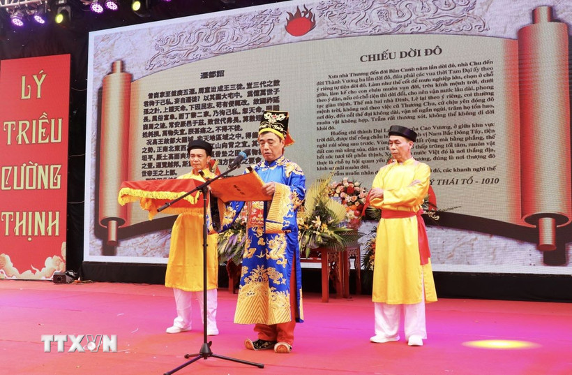 Quan đám đọc Chiếu dời Đô. (Ảnh: Đỗ Huyền/TTXVN)