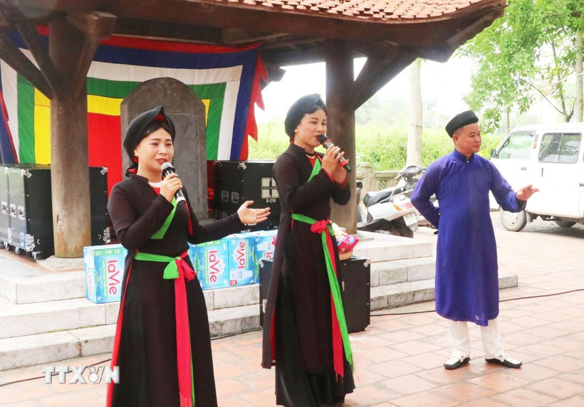 Góp ý dự thảo Văn kiện Đại hội XIV: Phát huy sức mạnh văn hóa-con người Việt Nam Hát dân ca quan họ tại Lễ hội Đền Đô. (Ảnh: Đỗ Huyền/TTXVN)