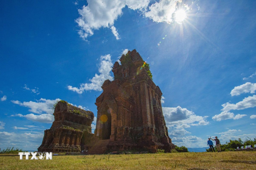 Tháp Bánh Ít toát lên vẻ đẹp của kiến trúc Chăm cổ kính. (Ảnh: Minh Đức/TTXVN)