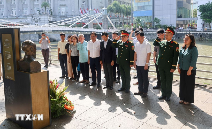 Đại sứ quán Việt Nam tại Singapore và các cơ quan bên cạnh dâng hoa tưởng niệm tại Tượng Bác Hồ ở Bảo tàng Văn minh châu Á. (Ảnh: Ngọc Khương/TTXVN)