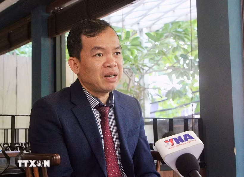Tiến sỹ Eng Kok Thay, Quốc vụ khanh Văn phòng Nội các Chính phủ Hoàng gia Campuchia trả lời phỏng vấn phóng viên TTXVN tại Phnom Penh. (Ảnh: Quang Anh/TTXVN)
