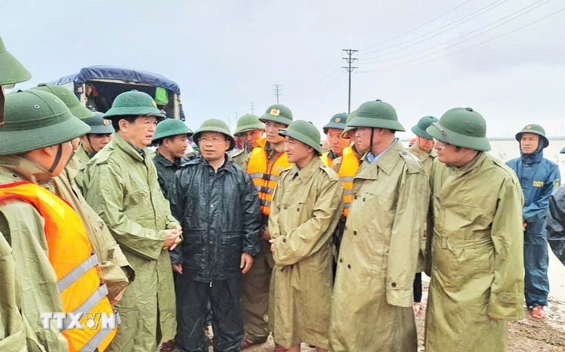 Phó Thủ tướng Mai Văn Chính kiểm tra công tác ứng phó mưa lũ tại phường Vũng Áng, Hà Tĩnh. (Ảnh: TTXVN phát)