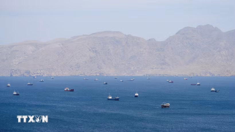 Tàu thuyền di chuyển trên eo biển Hormuz, ngoài khơi tỉnh Musandam, Oman, ngày 27/4/2026. (Ảnh: Reuters/TTXVN)