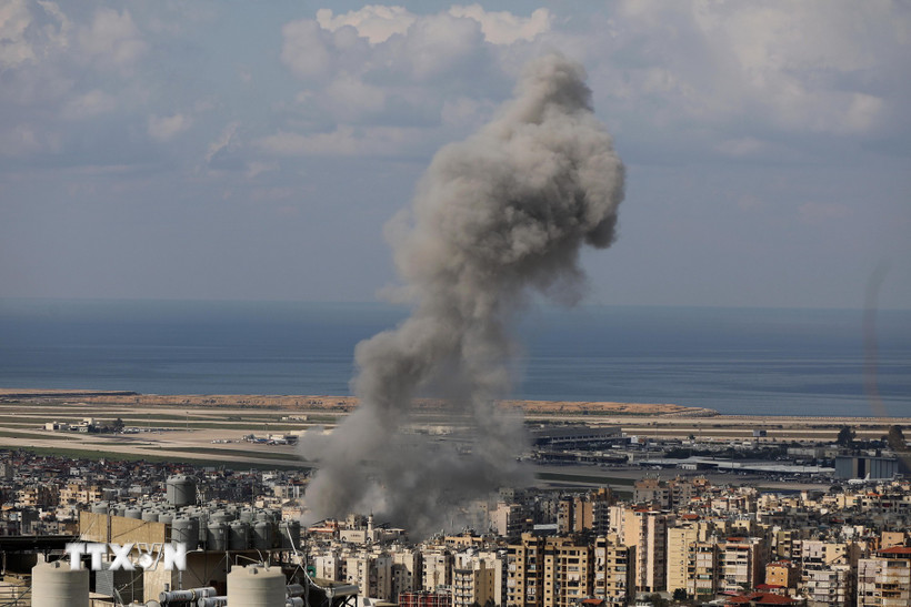 Khói bốc lên từ địa điểm ở Beirut, Liban sau cuộc tập kích của Israel ngày 4/3/2026. (Ảnh: THX/TTXVN)