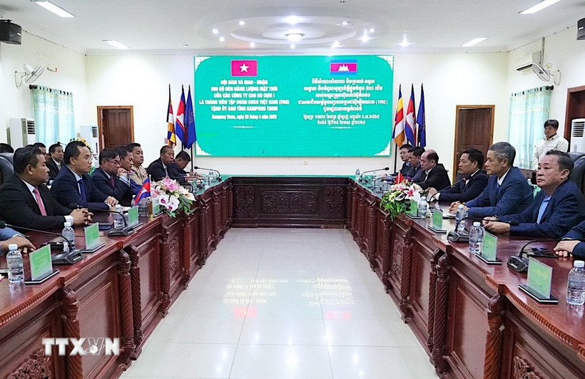 Quang cảnh cuộc gặp và làm việc giữa Đại sứ Việt Nam tại Campuchia Nguyễn Minh Vũ và chính quyền tỉnh Kampong Thom. (Ảnh: Quang Anh/TTXVN)