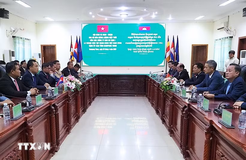Quang cảnh cuộc gặp và làm việc giữa Đại sứ Việt Nam tại Campuchia Nguyễn Minh Vũ và chính quyền tỉnh Kampong Thom. (Ảnh: Quang Anh/TTXVN)