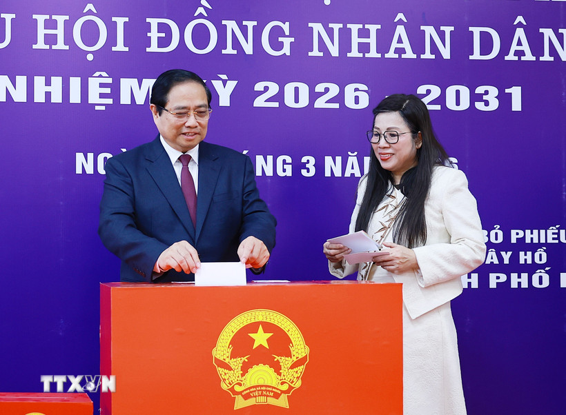 Thủ tướng Phạm Minh Chính và Phu nhân bỏ phiếu bầu tại Khu vực bỏ phiếu số 21, phường Tây Hồ, thành phố Hà Nội. (Ảnh: Dương Giang/TTXVN)