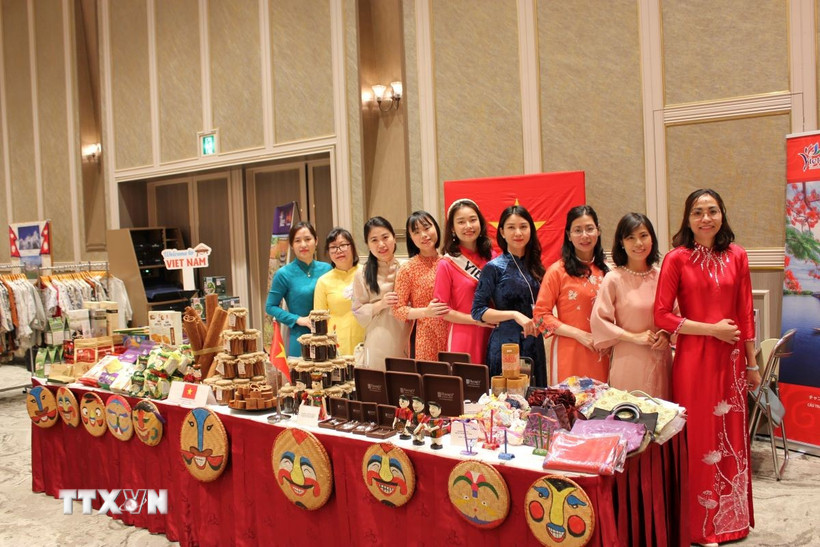 Các thành viên Hội Phụ nữ Đại sứ quán Việt Nam tại Nhật Bản tại gian hàng Việt Nam. (Ảnh: Phạm Tuân/TTXVN)