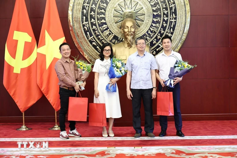 Đại sứ Phạm Thanh Bình tặng quà cho đại diện các cơ quan báo chí Việt Nam tại Trung Quốc. (Ảnh: Hải Yến/TTXVN)