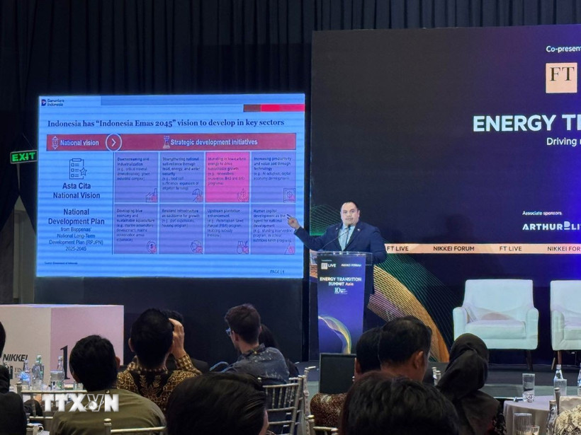 Diễn giả Pandu Sjahrir CEO Danantara (Indonesia) trình bày những mục tiêu năng lượng trong tầm nhìn “Indonesia vàng 2045”. (Ảnh: Đỗ Quyên/TTXVN)