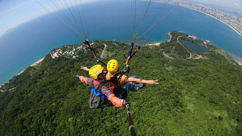 Bay dù lượn trên bán đảo Sơn Trà, Đà Nẵng. (Ảnh: Trung tâm xúc tiến du lịch Đà Nẵng)