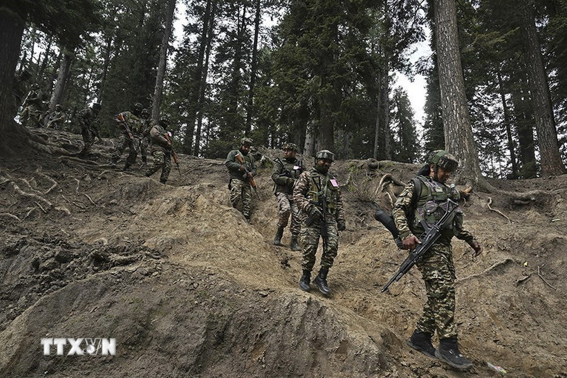 Binh sỹ Ấn Độ tuần tra ở Baisaran. (Ảnh: Getty Images/TTXVN)