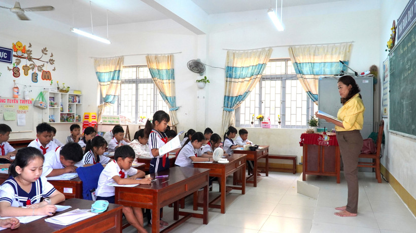 Giờ lên lớp của cô giáo Võ Thanh Kiều, giáo viên Trường Tiểu học và THCS Thổ Châu. (Ảnh: Văn Sĩ/TTXVN)