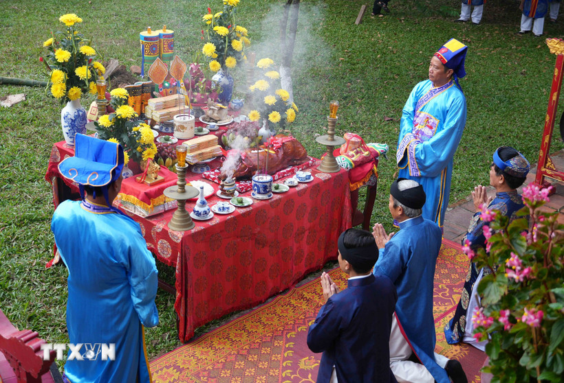 Nghi thức dựng nêu ở khu vực sân Hiển Lâm Các, Đại Nội Huế. (Ảnh: Nguyên Lý/TTXVN)