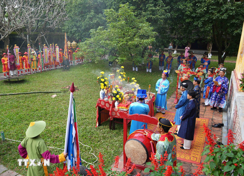 Nghi thức dựng nêu ở khu vực sân Hiển Lâm Các, Đại Nội Huế. (Ảnh: Nguyên Lý/TTXVN)