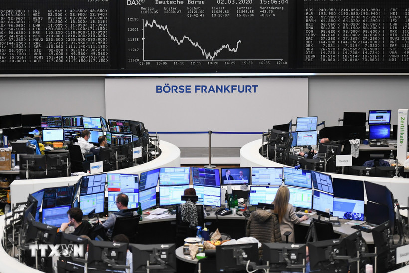 Giao dịch viên tại sàn chứng khoán Frankfurt, Đức. (Ảnh: THX/TTXVN)