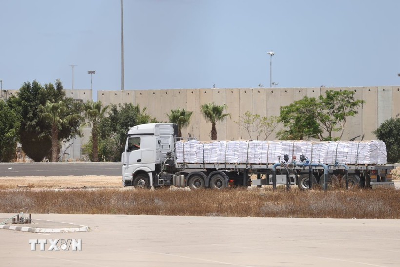 Xe tải chở hàng viện trợ tại cửa khẩu Kerem Shalom ở biên giới Israel và Dải Gaza. (Ảnh: THX/TTXVN)