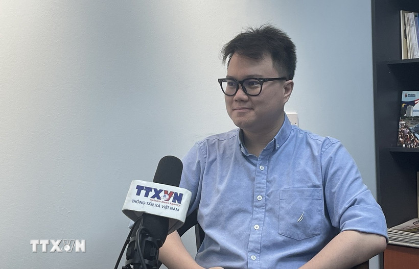 Chuyên gia Enzo Sim Hong Chun trả lời phỏng vấn phóng viên TTXVN. (Ảnh: Thành Trung/TTXVN)