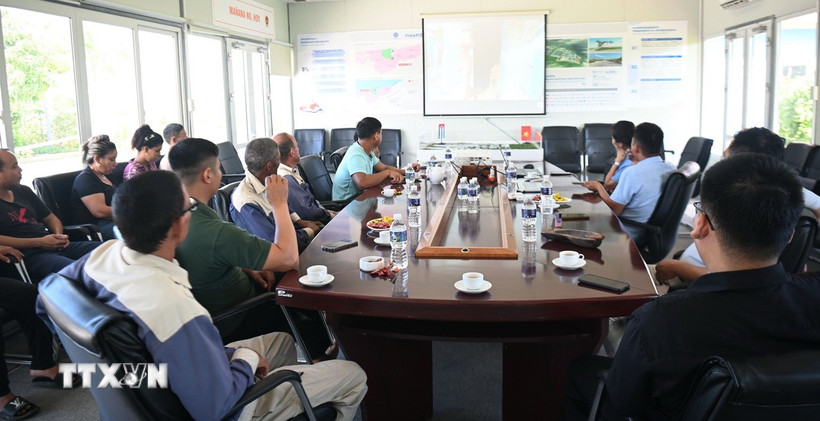 Các công nhân, kỹ sư Việt Nam và Cuba của Chương trình Hợp tác Sản xuất Lúa gạo Việt Nam-Cuba tại Pinar del Río cùng theo dõi bộ phim. (Ảnh: Việt Hùng/TTXVN)