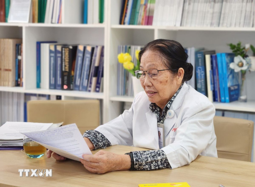 Giáo sư Nguyễn Thị Ngọc Phượng vẫn miệt mài làm việc ở độ tuổi 80. (Ảnh: Đinh Hằng/TTXVN)