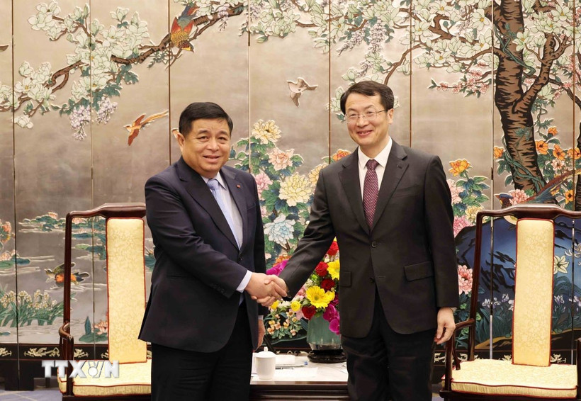 Phó Thủ tướng Chính phủ Nguyễn Chí Dũng (trái) hội kiến với đồng chí Trương Hổ, Phó Tỉnh trưởng Thường trực tỉnh Quảng Đông. (Ảnh: Công Tuyên/TTXVN)