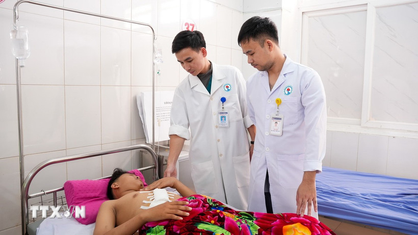 Bệnh nhi hồi phục tốt sau phẫu thuật. (Ảnh: TTXVN phát)