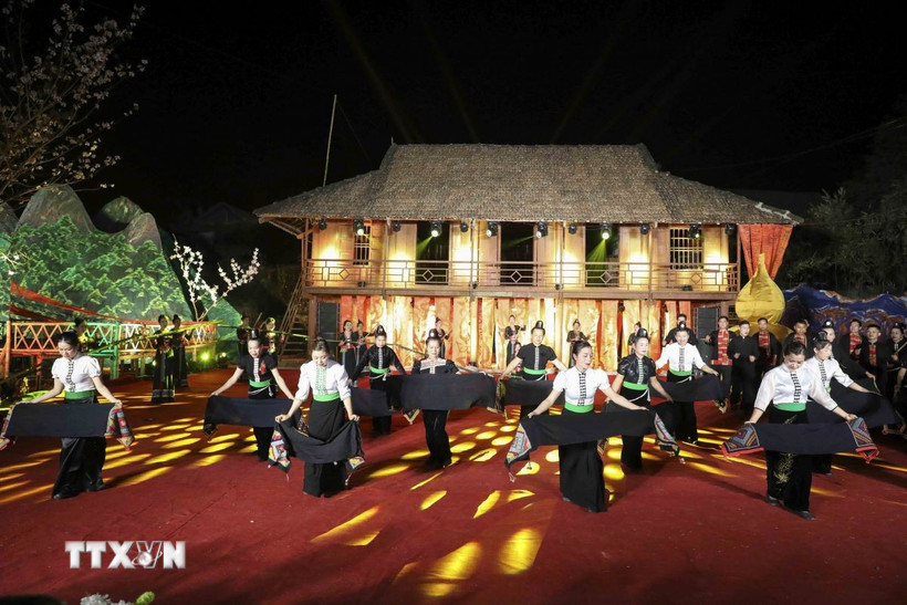 Phân cảnh huyền tích về người Thái và U Va. (Ảnh: Xuân Tư/TTXVN)