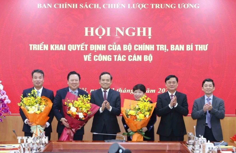 Các đồng chí lãnh đạo Ban Chính sách, chiến lược Trung ương. (Ảnh: Phương Hoa/TTXVN)