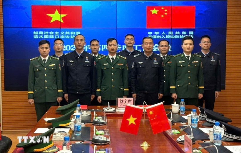 Đại úy Đặng Ánh Dương (đầu tiên, bên trái) cùng lãnh đạo Đồn Biên phòng Cửa khẩu quốc tế Thanh Thủy tham gia hội đàm định kỳ với lực lượng quản lý bảo vệ biên giới của Trung Quốc. (Ảnh: TTXVN phát)