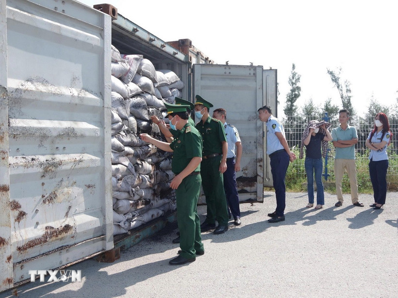 Tang vật vụ vận chuyển trái phép hàng hóa qua biên giới bị lực lượng Bộ đội biên phòng thành phố Hải Phòng phát hiện, thu giữ. (Ảnh: TTXVN phát)