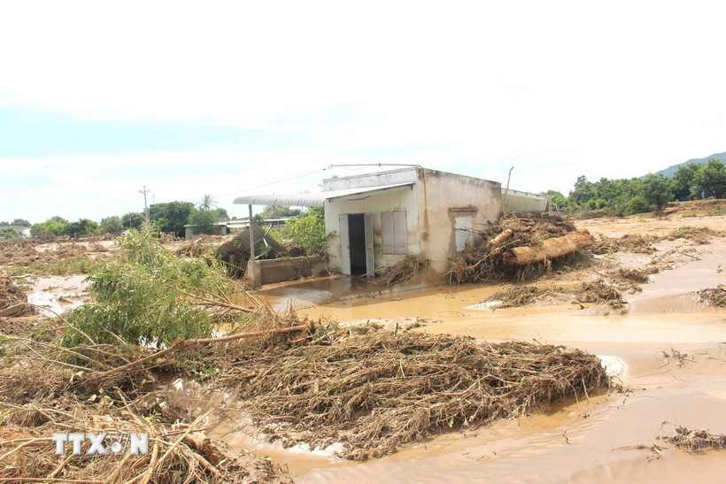 Nước lũ do vỡ hồ chứa từ trên núi ập xuống gây nhiều thiệt hại cho người dân khu vực thôn 2, xã Tuy Phong. (Ảnh: Nguyễn Thanh/TTXVN)