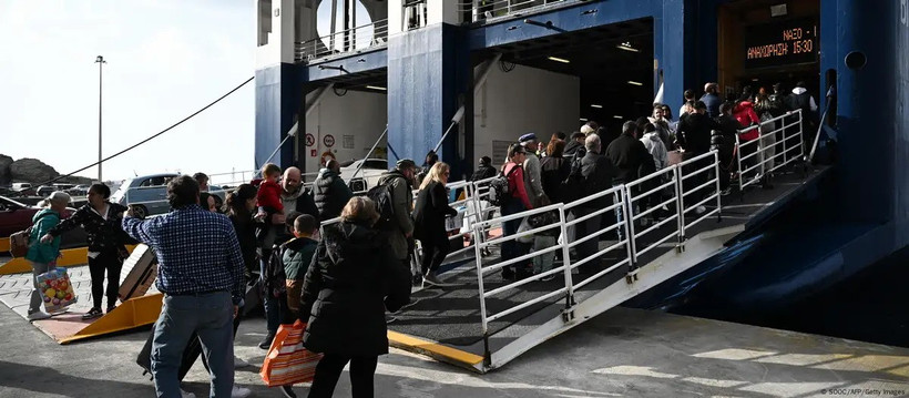 Hàng nghìn người rời khỏi đảo Santorini của Hy Lạp bằng đường biển. (Ảnh: SOOC/AFP/Getty Images)