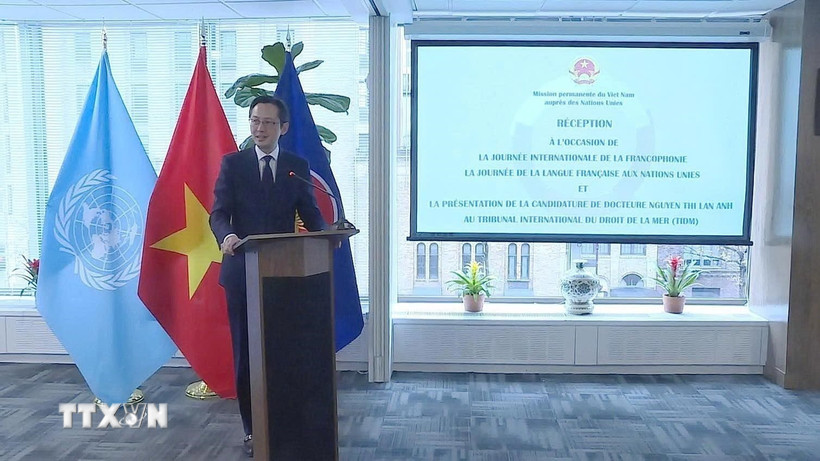 Đại sứ Đỗ Hùng Việt, Trưởng Phái đoàn thường trực Việt Nam tại Liên hợp quốc, phát biểu tại buổi tiếp tân. (Ảnh: Thanh Tuấn/TTXVN)