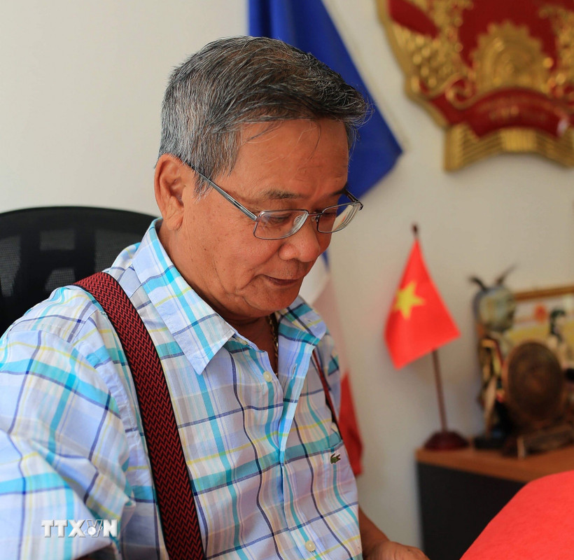 Lãnh sự danh dự Đinh Ngọc Riệm làm việc tại lãnh sự quán Việt Nam ở Numea. (Ảnh: TTXVN phát)