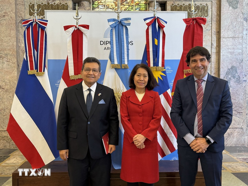 Đại sứ Việt Nam Ngô Minh Nguyệt, Đại sứ Indonesia Sulaiman Syarif và Chủ tịch Phòng thương mại Mercosur-ASEAN (MACC) Rodolfo Caffaro tại Hội thảo. (Ảnh: Diệu Hương/TTXVN)
