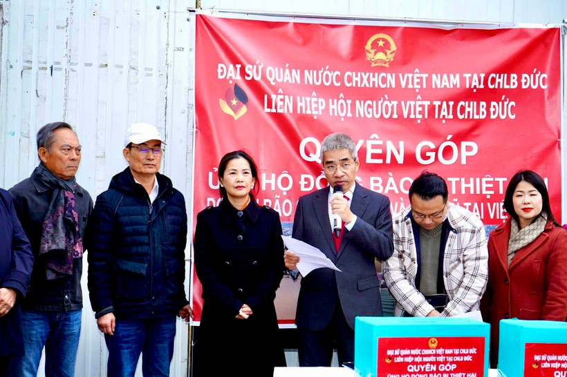 Đại sứ Nguyễn Đắc Thành phát động quyên góp ủng hộ đồng bào bị ảnh hưởng bão lụt trong nước. (Ảnh: TTXVN)