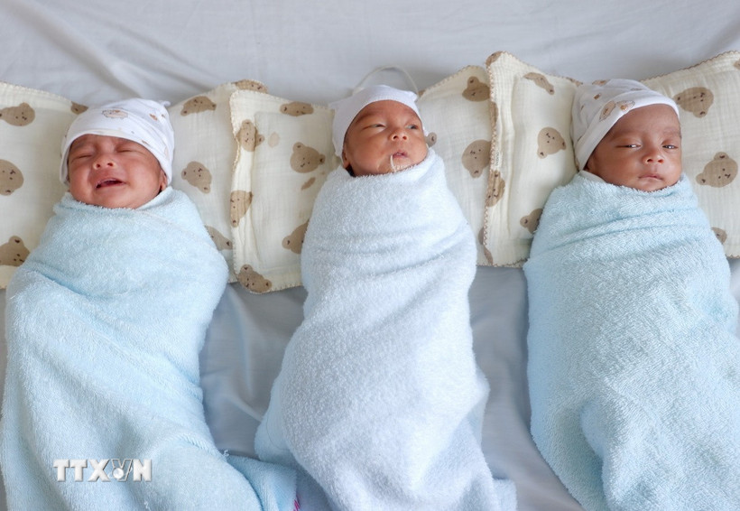 Ba em bé sức khỏe ổn định sau thời gian gần hai tháng được chăm sóc tại Bệnh viện Phụ sản Cần Thơ. (Ảnh: TTXVN phát)