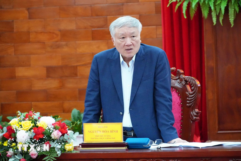 Phó Thủ tướng Thường trực Nguyễn Hòa Bình kết luận chỉ đạo xử lý vướng mắc của từng dự án. (Ảnh: Chu Quốc Hùng/TTXVN)