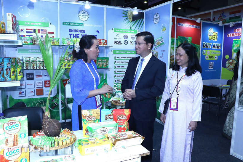 Đại sứ Việt Nam tại Ấn Độ Nguyễn Thanh Hải tham quan các gian hàng. (Ảnh: Quang Trung/TTXVN)