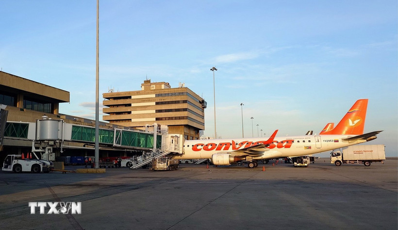 Máy bay của hãng hàng không Conviasa dừng đỗ đón trả khách tại Sân bay Quốc tế Simon Bolivar Maiquetia, cách thủ đô Caracas của Venezuela 20 km. (Ảnh: Phi Hùng/TTXVN)