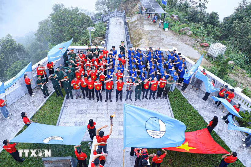Lễ chào cờ “Tôi yêu Tổ quốc tôi”, theo nghi thức của Hội Liên hiệp Thanh niên Việt Nam tại cột cờ A Pa Chải (xã Sín Thầu). (Ảnh: TTXVN phát)