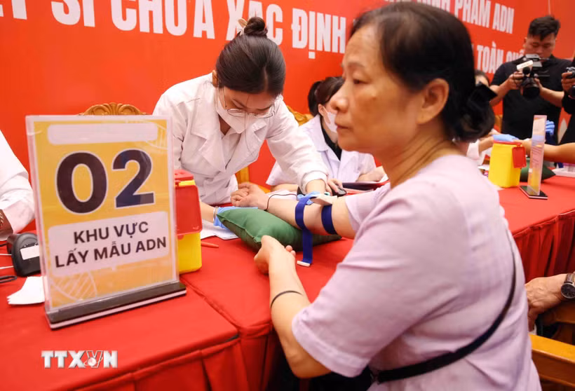 Thân nhân liệt sĩ chưa xác định thông tin trên toàn quốc được lấy mẫu sinh phẩm ADN. (Ảnh minh họa. Phạm Kiên/TTXVN)