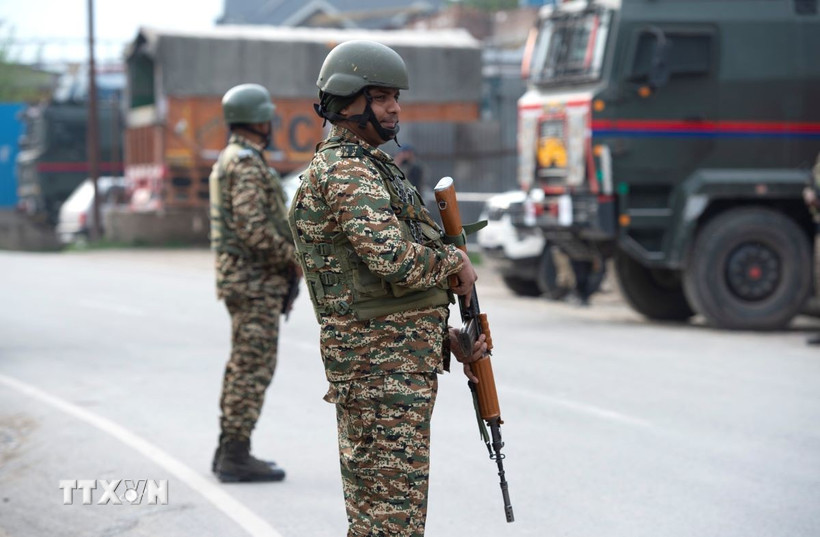 Binh sỹ bán quân sự Ấn Độ gác gần trạm kiểm soát ở ngoại ô thành phố Srinagar, khu vực Kashmir do nước này kiểm soát, ngày 7/5/2025. (Ảnh: THX/TTXVN)