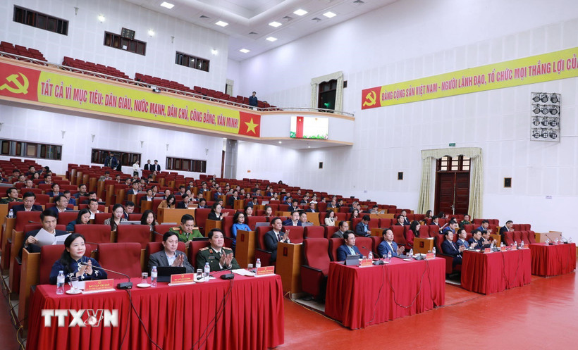 Các đồng chí lãnh đạo chủ chốt tỉnh Lai Châu cùng đại biểu dự kỳ họp. (Ảnh: Quý Trung/TTXVN)