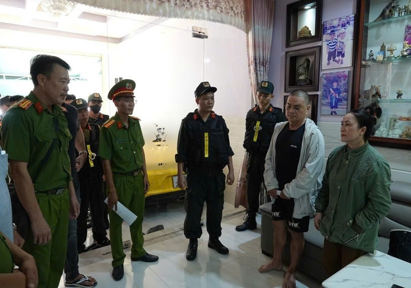 Lực lượng chức năng công bố các quyết định về khởi tố vụ án, khởi tố bị can và lệnh bắt tạm giam. (Ảnh: Báo Lâm Đồng)