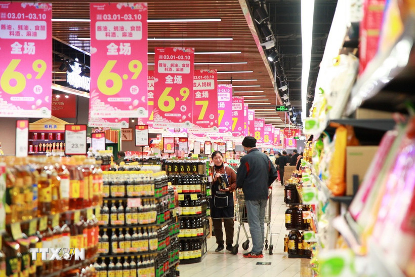 Người tiêu dùng mua sắm tại siêu thị ở Giang Tô, Trung Quốc. (Ảnh: THX/TTXVN)