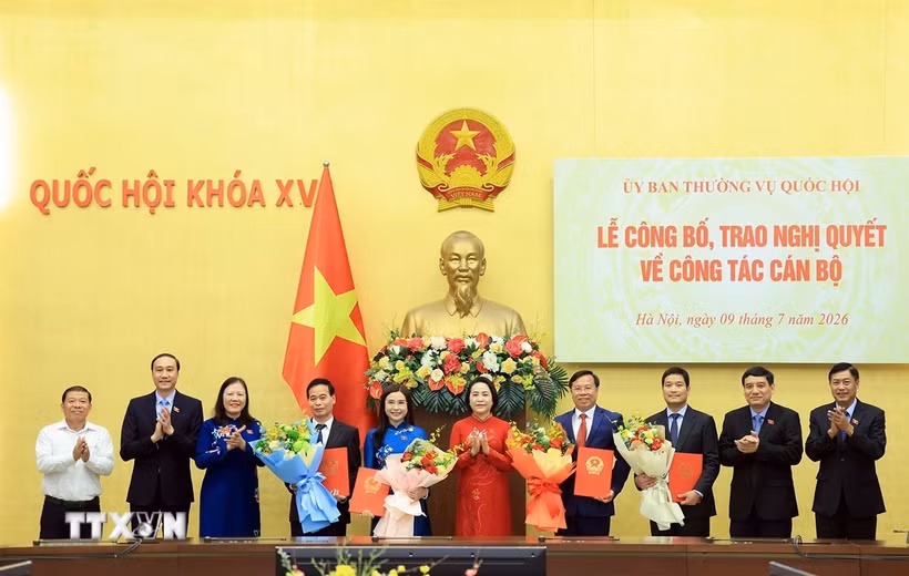 Phó Chủ tịch Quốc hội Nguyễn Thị Thanh và lãnh đạo các đơn vị chúc mừng các cá nhân được bổ nhiệm. (Ảnh: Tuấn Anh/TTXVN)