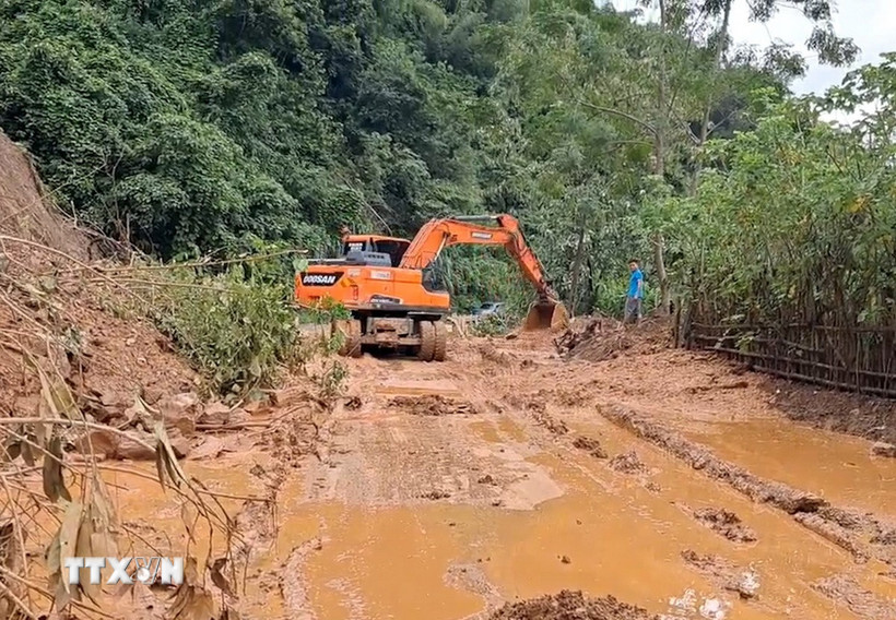 Máy móc, nhân lực được huy động khẩn trương xử lý điểm sạt lở, nỗ lực thông tuyến trong thời gian sớm nhất. (Ảnh: TTXVN phát)