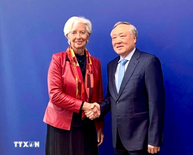 Phó Thủ tướng Nguyễn Hòa Bình trong cuộc gặp Chủ tịch Ngân hàng Trung ương châu Âu (ECB) Christine Lagarde tại Frankfurt (Đức). (Ảnh: TTXVN phát)